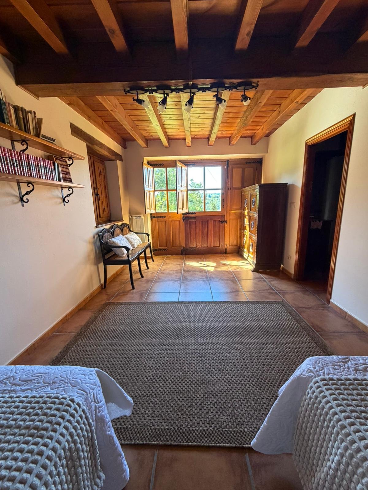 Habitación con vigas de madera