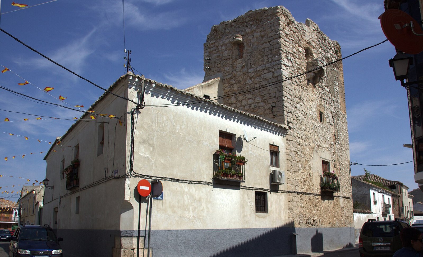 Calle de Yepes con torre medieval